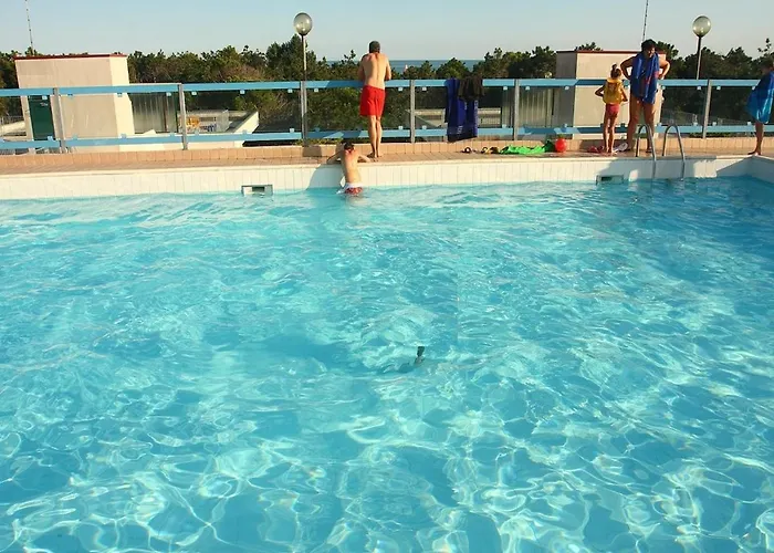 Rooftop Pool Retreat In Lägenhet