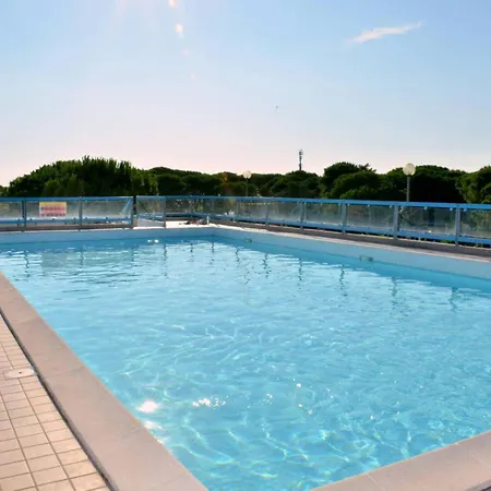 Rooftop Pool Retreat In ביביונה